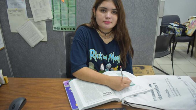 Joven colombiana concluye sus estudios básicos en el ICHEA de Ciudad Juárez