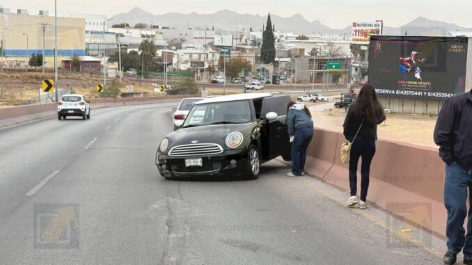 Fuerte choque contra muro en el Periférico de la Juventud; no hubo lesionados