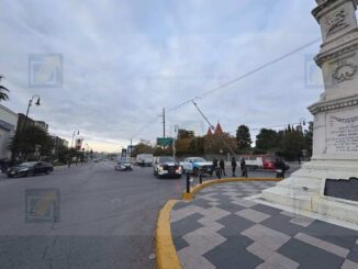 Tráiler derriba poste y provoca afectaciones eléctricas y de telecomunicaciones en el centro