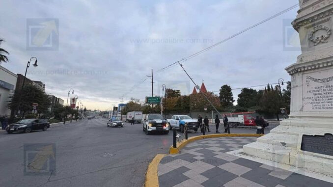 Tráiler derriba poste y provoca afectaciones eléctricas y de telecomunicaciones en el centro