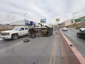 Volcadura de pick up en la avenida La Cantera genera caos