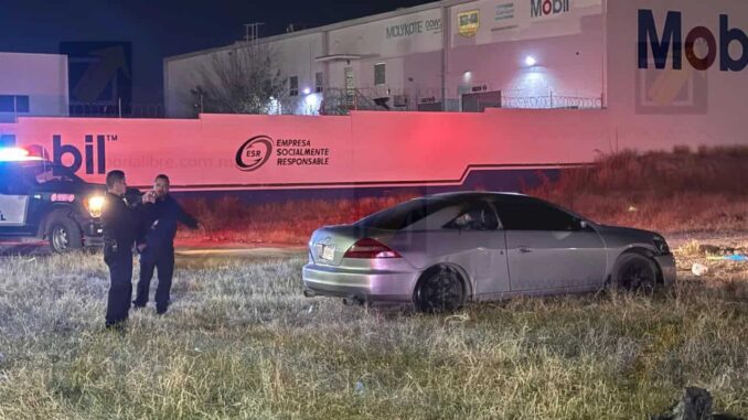 Incendio consume el interior de un Honda Accord y el conductor desaparece