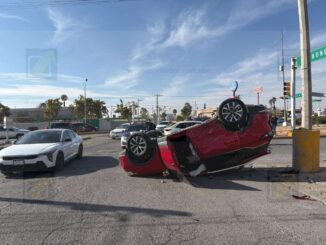 Choque con volcadura deja dos mujeres lesionadas en la Francisco Villa