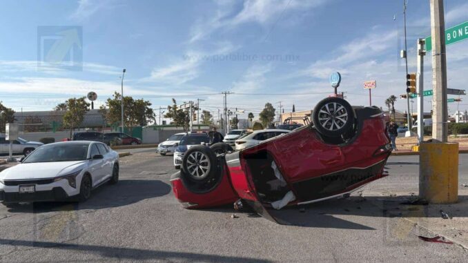 Choque con volcadura deja dos mujeres lesionadas en la Francisco Villa