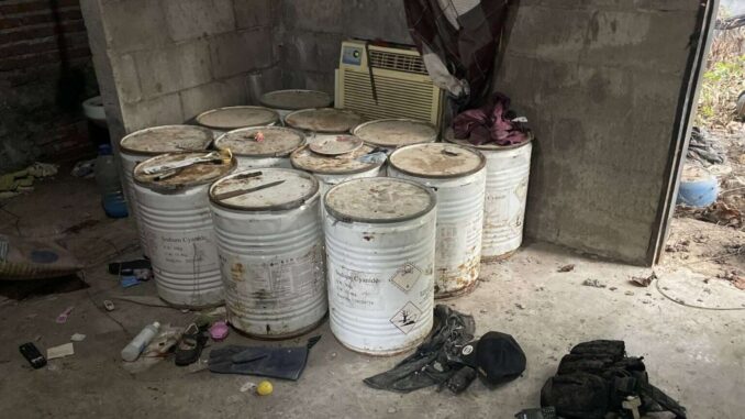 Marina asegura tambos con 600 kilogramos de precursores químicos en Sinaloa