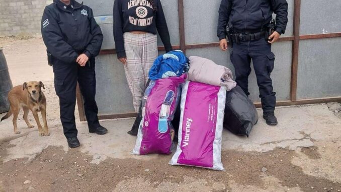 Entregan policías municipales ropa y cobijas a albergue