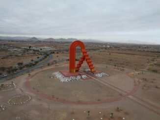 Embellece Municipio la Puerta de Chihuahua con pintura estilo Mata Ortiz