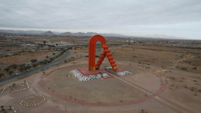 Embellece Municipio la Puerta de Chihuahua con pintura estilo Mata Ortiz