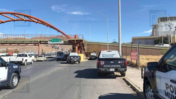 Policías logran rescatar a hombre que intentaba arrojarse de un puente