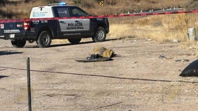 Localizan cuerpo encobijado en la carretera libre a Juárez