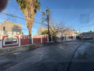 Incendio en 25 y Aldama provoca daños a vehículo y cables telefónicos