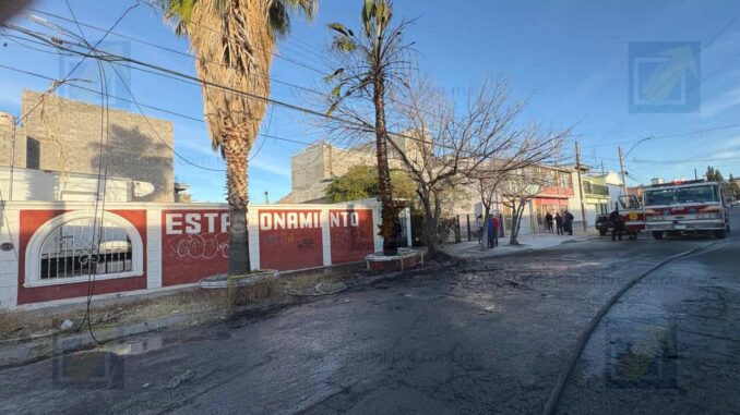 Incendio en 25 y Aldama provoca daños a vehículo y cables telefónicos