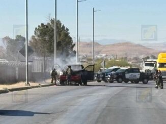 Pick up se incendia y queda reducida a chatarra en la carretera a Delicias