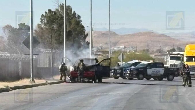 Pick up se incendia y queda reducida a chatarra en la carretera a Delicias