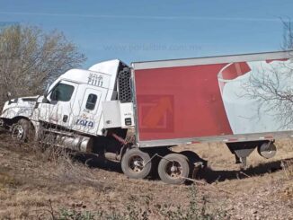 Tráiler de Lala embiste pickup en la carretera Juárez–Chihuahua; menor resulta lesionada