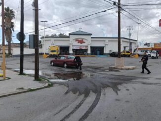 Auxilian a conductor con vehículo varado en la avenida De los Insurgentes