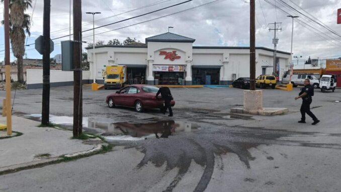 Auxilian a conductor con vehículo varado en la avenida De los Insurgentes