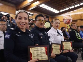 Reconocen a tres policías municipales como empleados del año