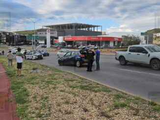 Pierde el control impacta contra el camellón y vuelca en el Juventud