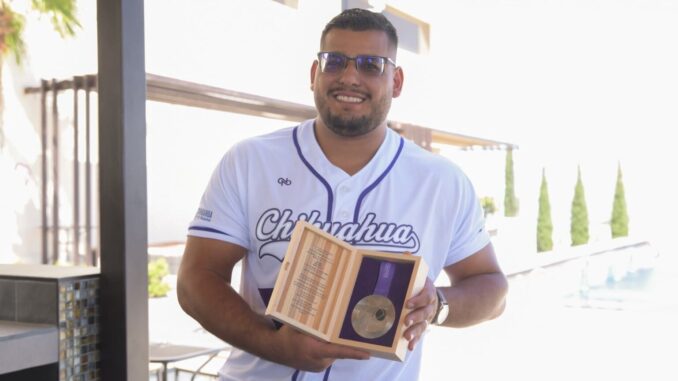 Maru Campos felicita a Uziel Muñoz por su actuación en el Mundial de Atletismo 2025