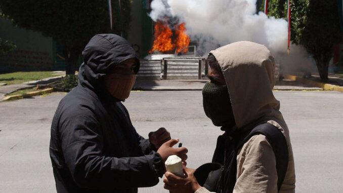 Activistas vuelven a protestar por caso Ayotzinapa en Guerrero