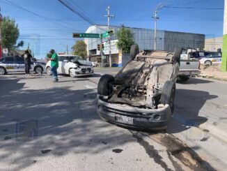 Choque entre dos autos provoca volcadura en cruce de la avenida Independencia