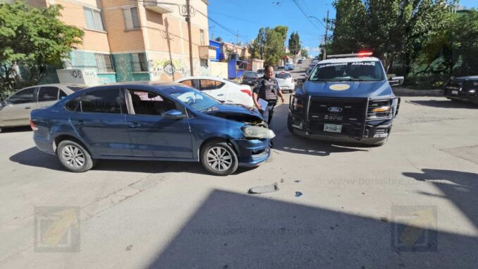 Patrulla choca durante operativo en Infonavit Nacional; detienen a dos intoxicados con arma falsa