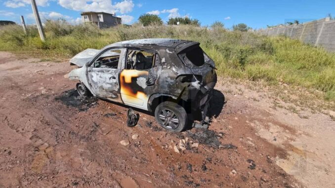 Incendio consume vehículo en colonia Granjas Universitarias