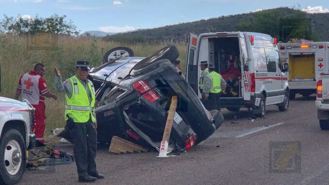 Volcadura en carretera Cuauhtémoc–Chihuahua deja dos heridos