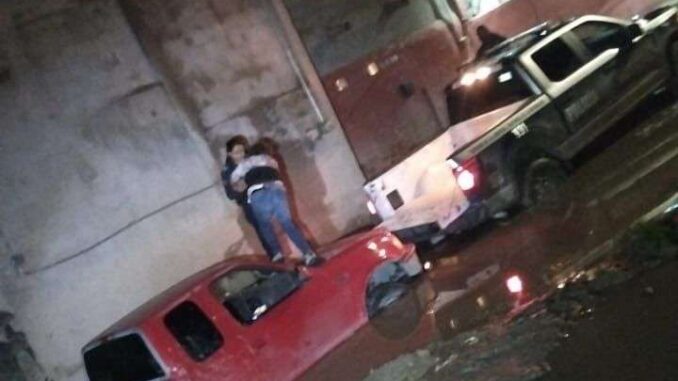 Apoyan policías municipales a ciudadanos durante la lluvia de ayer