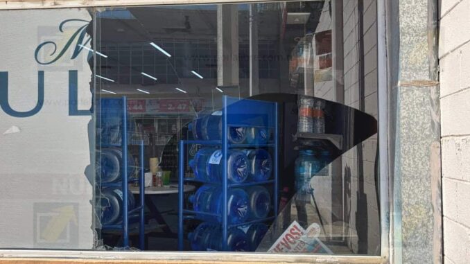 Cristalazo en local cerrado de Circle K en Ejército Mexicano