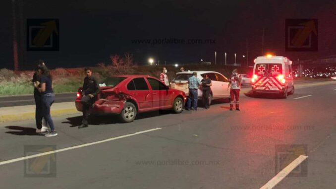 Choque entre camión maquilero y auto deja estudiante lesionada en la carretera Aldama