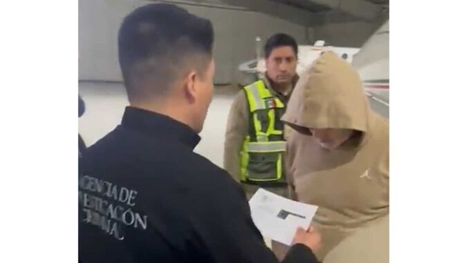 Aterriza en Toluca el avión que traslada a Hernán Bermúdez, líder de «La Barredora»