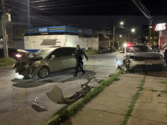 Choque entre dos vehículos provoca incendio en la colonia Granjas
