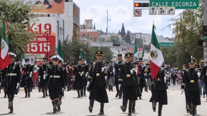 Encabeza Maru Campos desfile Cívico-Militar por el 215 Aniversario de la Independencia