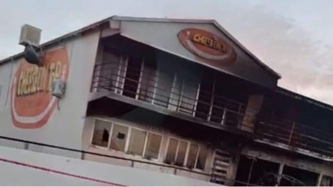 Comando armado con “cuernos de chivo” rafaguea e incendia restaurante y vehículos en Santa Isabel