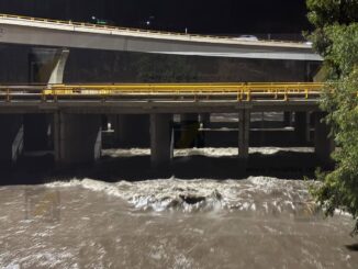 Fuerte corriente del río Chuvíscar moviliza a cuerpos de emergencia tras reporte de una persona arrastrada
