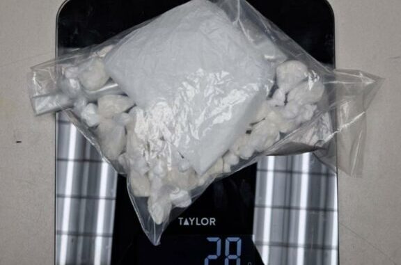 Detienen a dos presuntos narcomenudistas con arma de fuego en Cd. Juárez