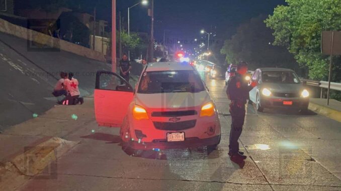 Choque y volcadura en avenida Teófilo Borunda deja una conductora lesionada