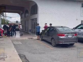 Adulto mayor sufre fractura tras caída en plaza de Colinas del Sol