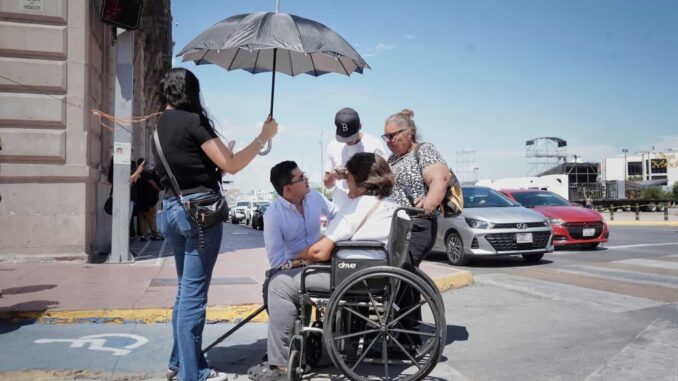 Atiende Rafa Loera a manifestantes; levantan bloqueo frente a palacio