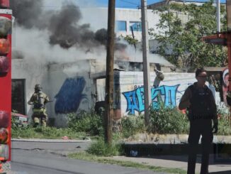 Voraz incendio moviliza a bomberos en la colonia Granjas