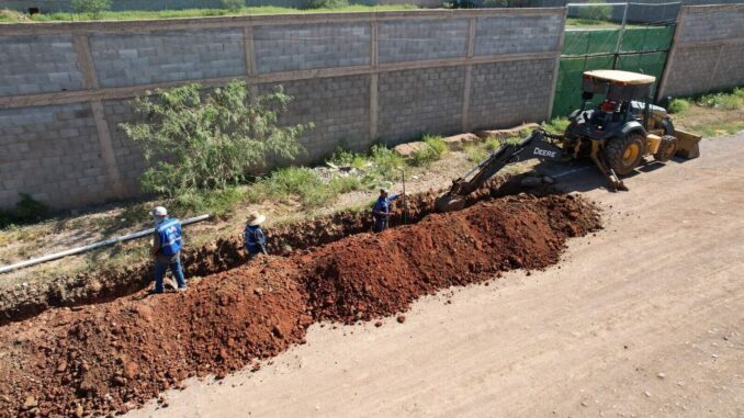 Continúa Municipio ampliando el servicio de agua potable en la colonia 1° de Mayo