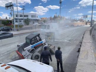 Caos vial en el Periférico: camión pierde bultos de cemento y provoca tolvanera