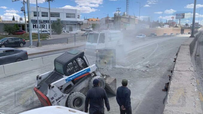 Caos vial en el Periférico: camión pierde bultos de cemento y provoca tolvanera