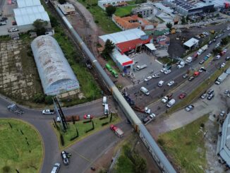 Suben a diez los muertos por el impacto de un tren con autobús en el Estado de México