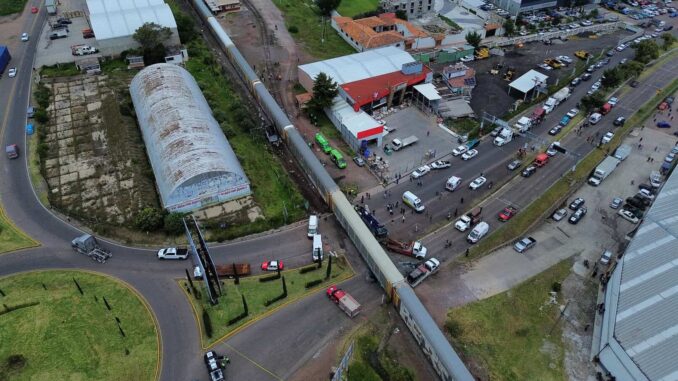 Suben a diez los muertos por el impacto de un tren con autobús en el Estado de México