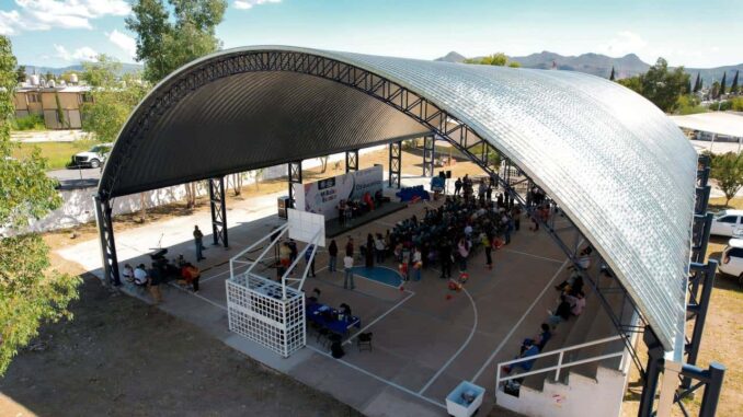 Inaugura alcalde Bonilla domo y entrega Mi Bolsa Escolar en primaria Tarahumara