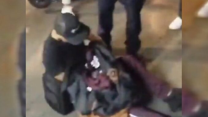 Mujer da a luz en la calle y abandona a la bebé; recién nacida se encuentra grave