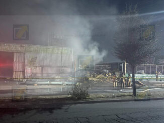 Incendio en empresa recicladora provoca cierre vial en avenida Heroico Colegio